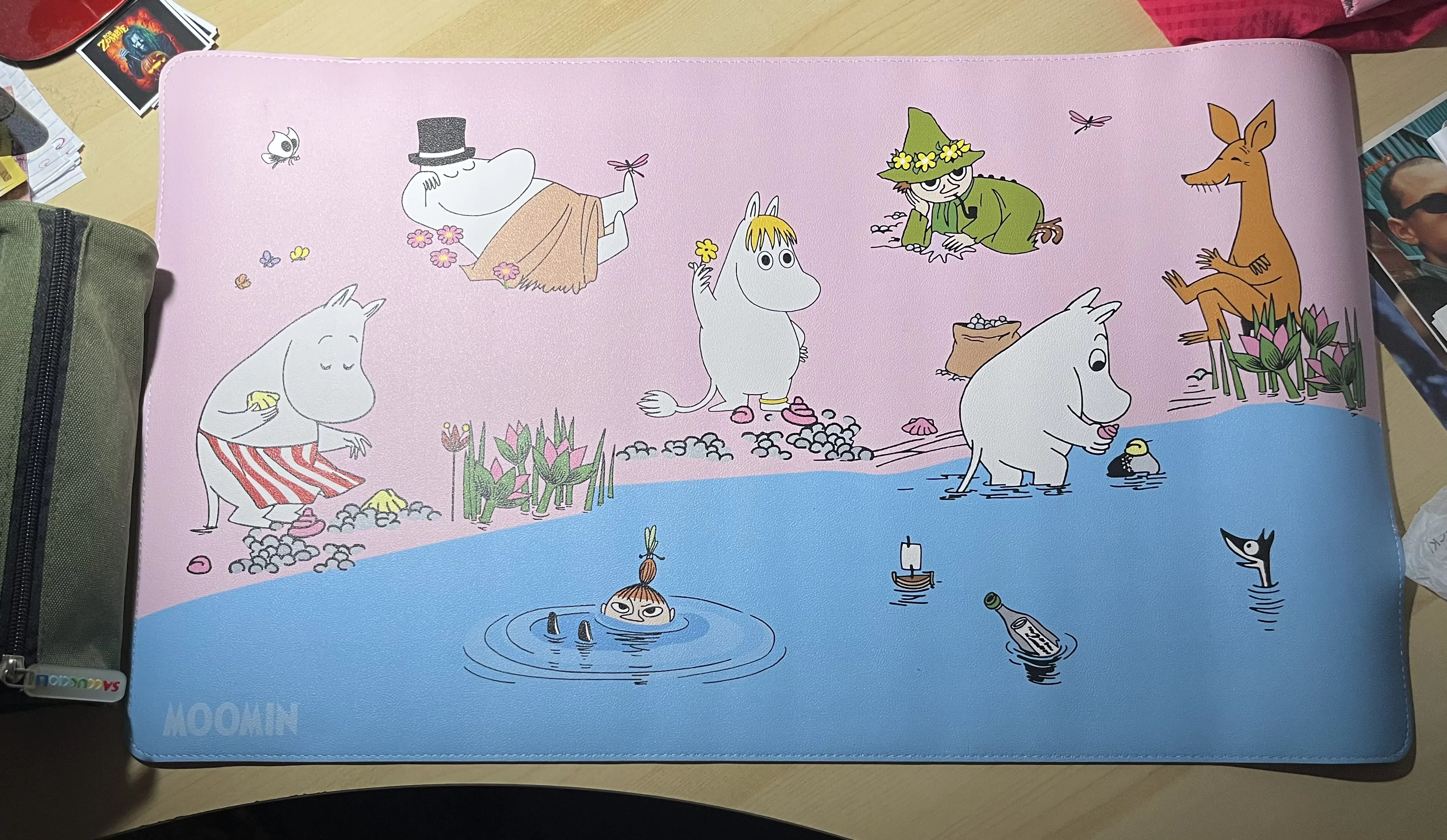 Moomin podloga za gaming mizo fotografija izdelka