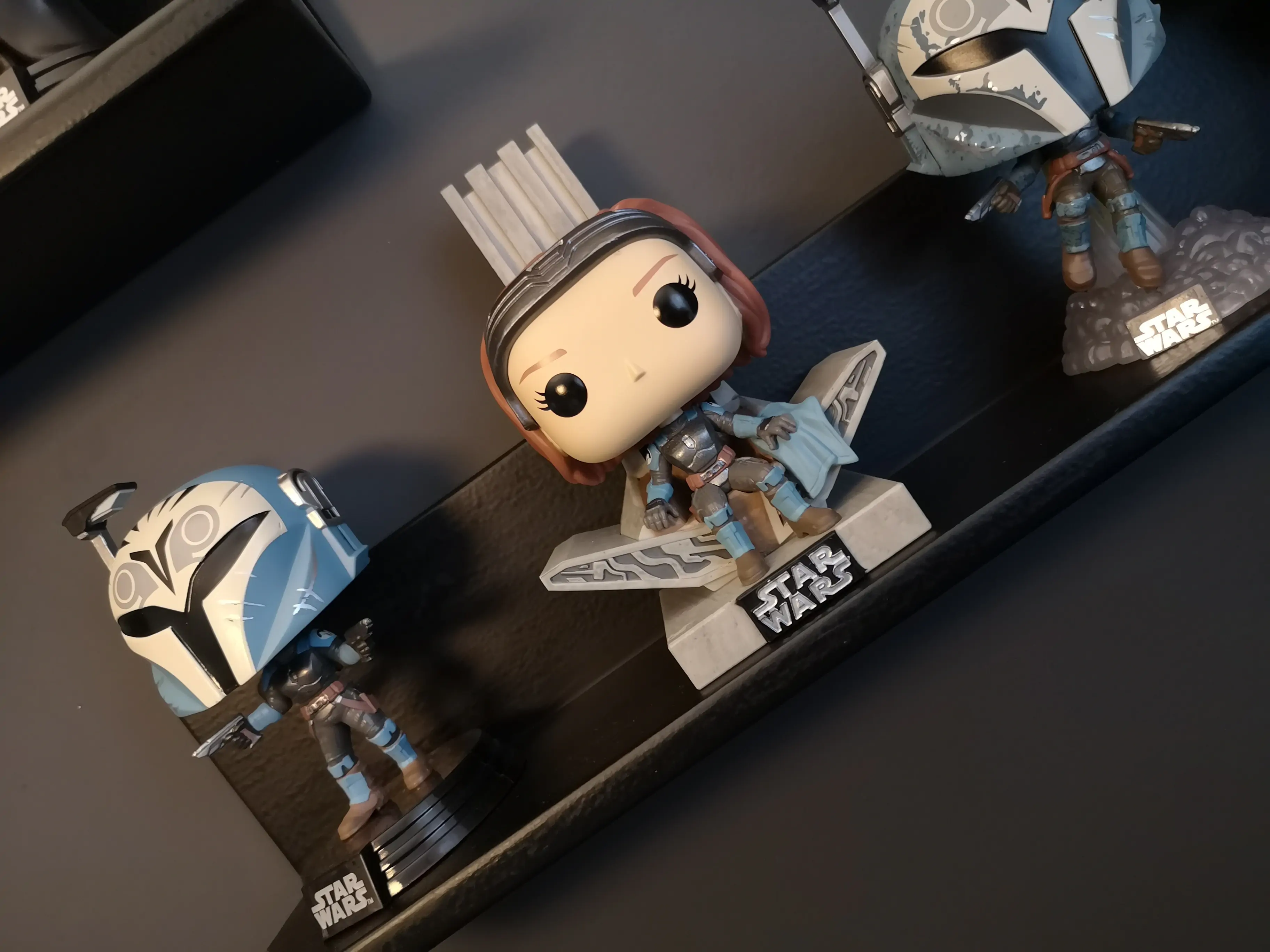 Star Wars: The Mandalorian POP! Deluxe Vinil Figura Bo Katan s prestolom 9 cm fotografija izdelka