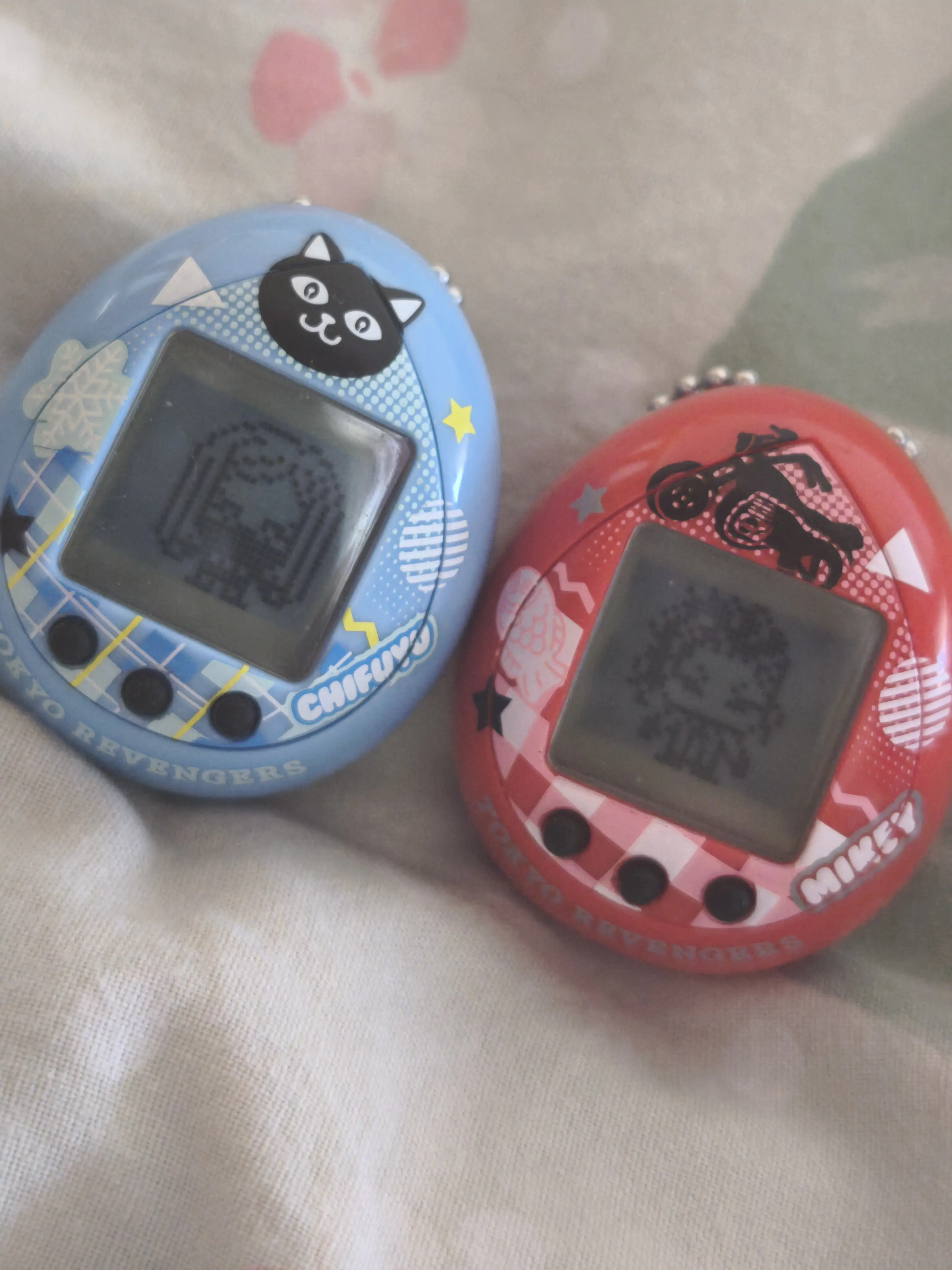 Tokyo Revengers Hugmy Tamagotchi + figura za podporo Chifuyu fotografija izdelka