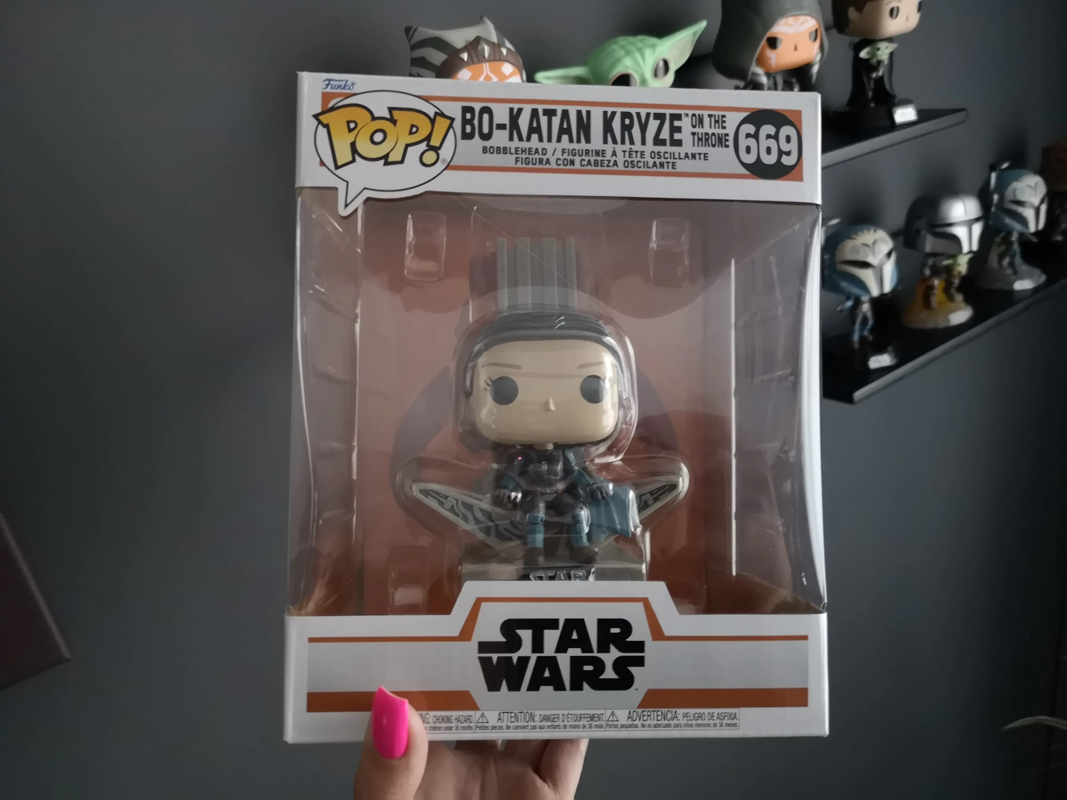 Star Wars: The Mandalorian POP! Deluxe Vinil Figura Bo Katan s prestolom 9 cm fotografija izdelka