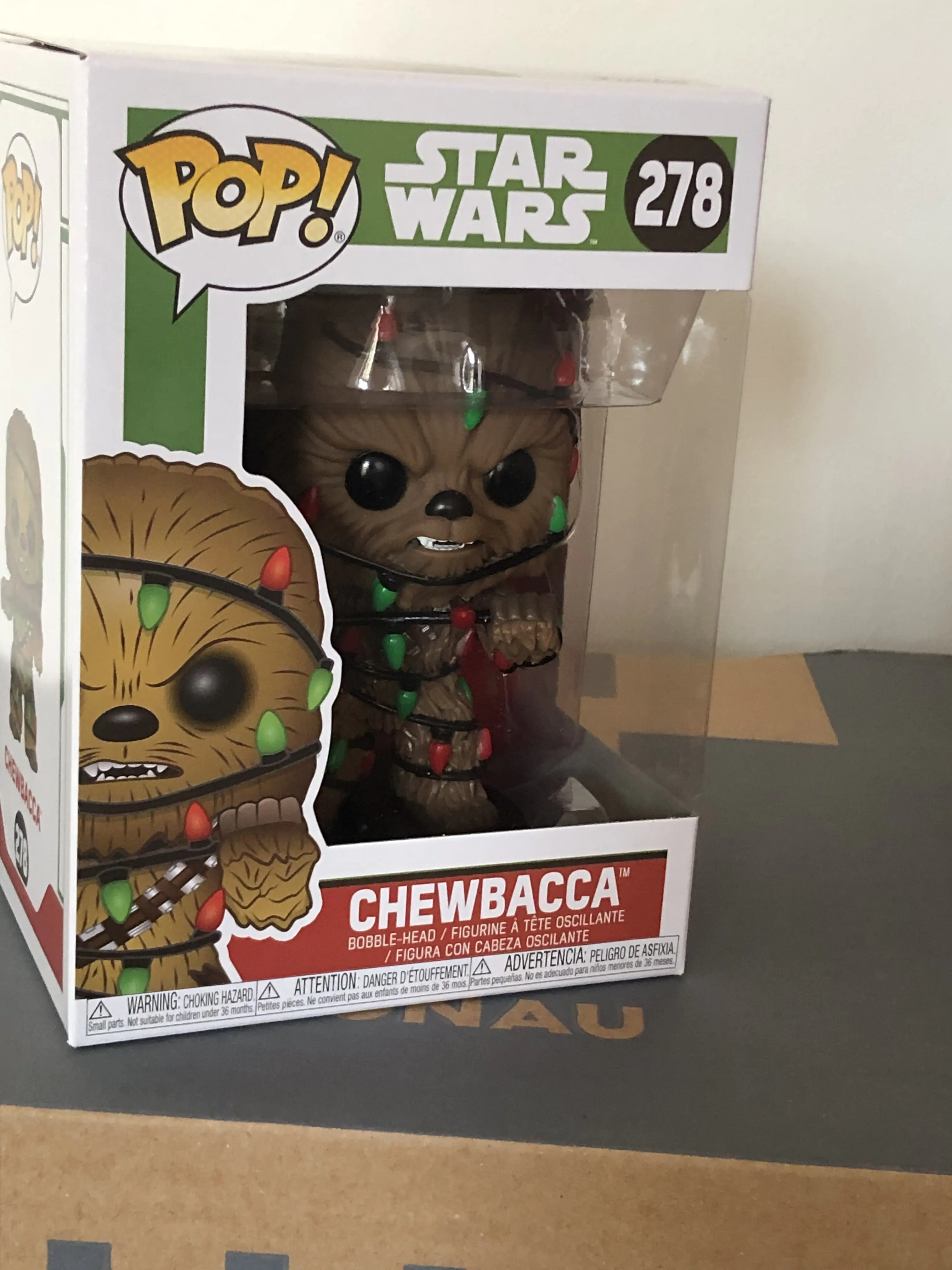 POP figurica Star Wars Holiday Chewie with Lights fotografija izdelka