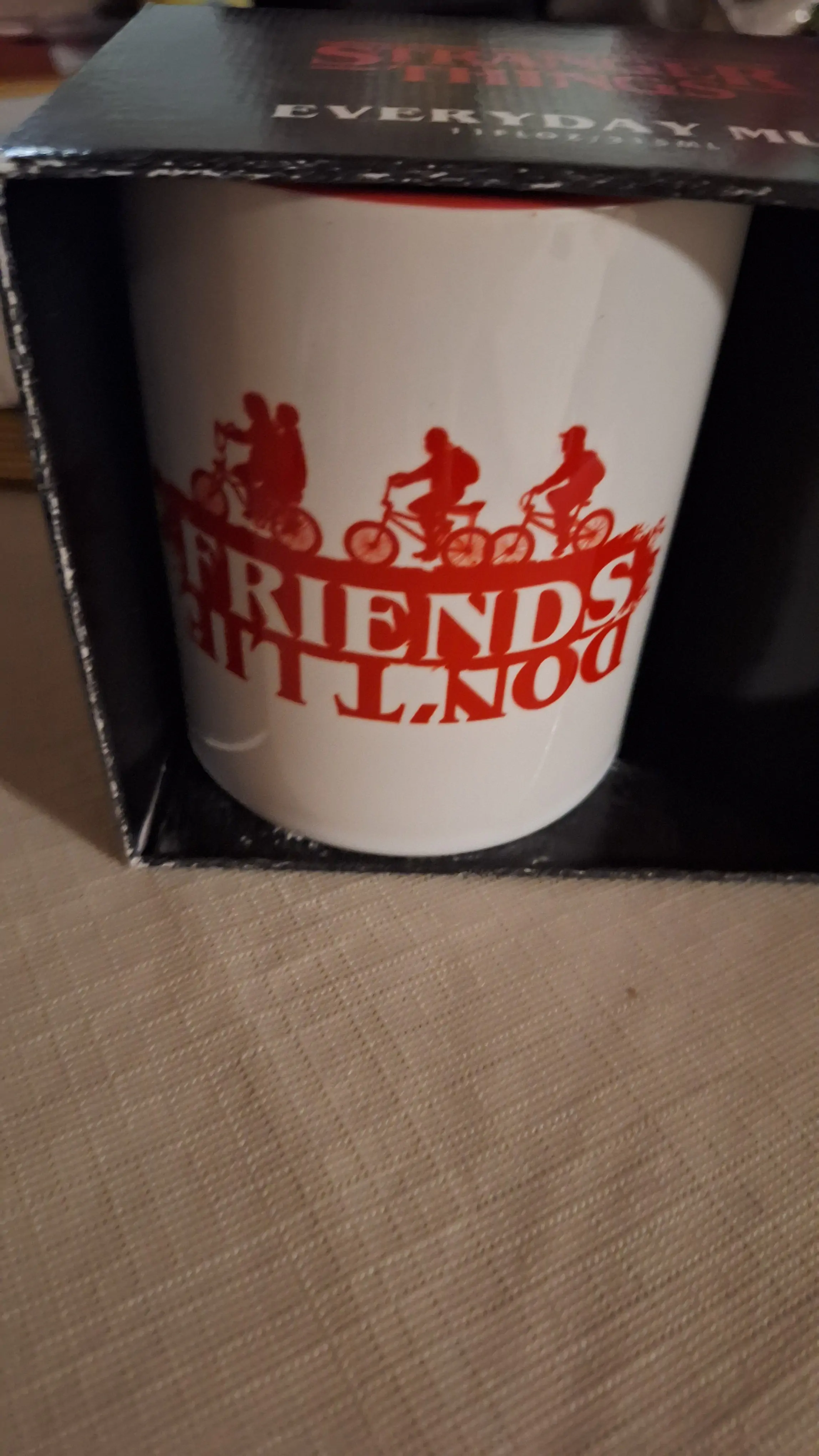 Stranger Things Friends Dont Lie skodelica fotografija izdelka