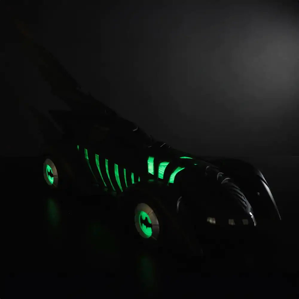 Batman Forever DC Multiverse Vozilo Batmobile Različica, ki se sveti v temi (Gold Label) 79 cm fotografija izdelka