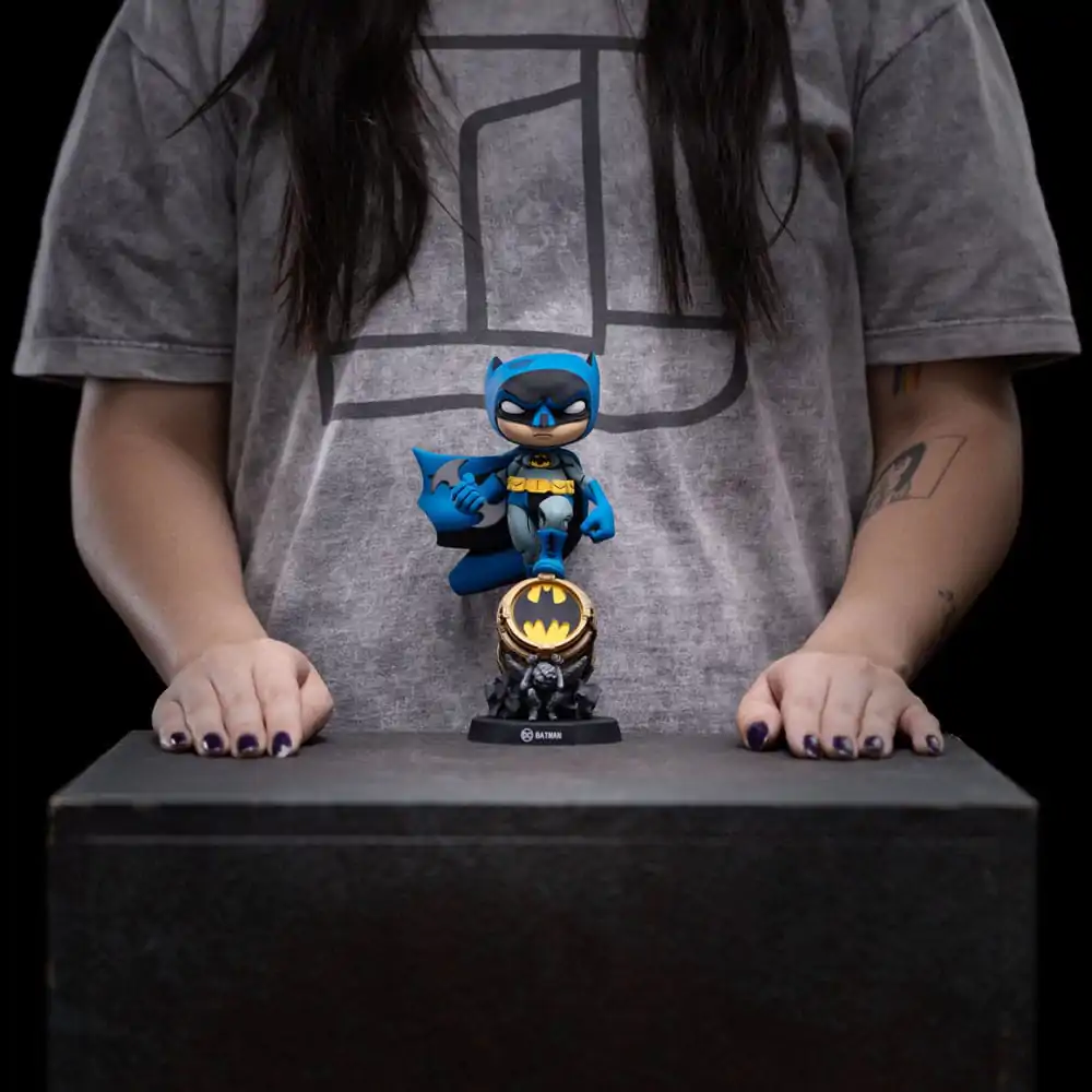 Batman Mini Co. PVC figura Batman na Bat-Signal (Blue Variant) 19 cm fotografija izdelka