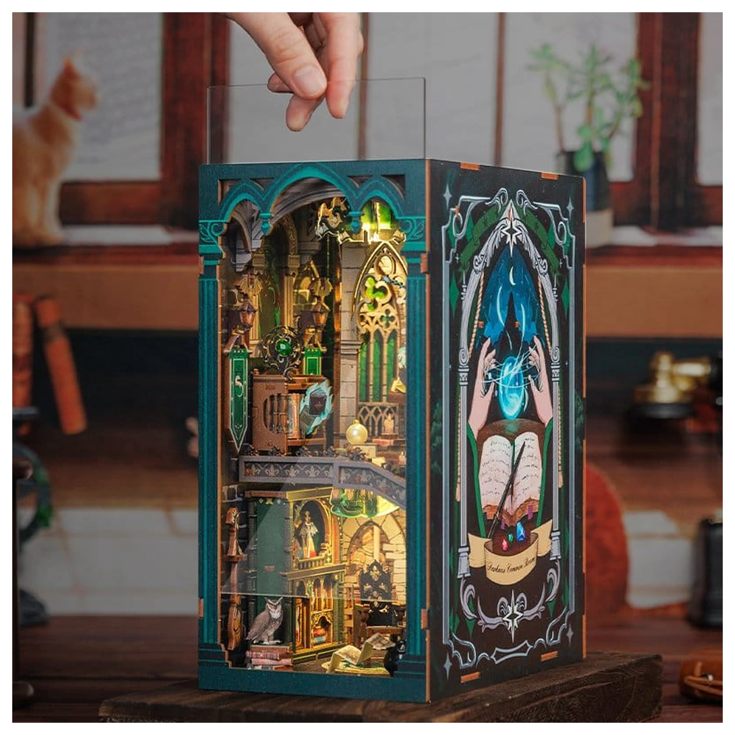 Book Nook Darkness Common Room 23 x 11 cm fotografija izdelka