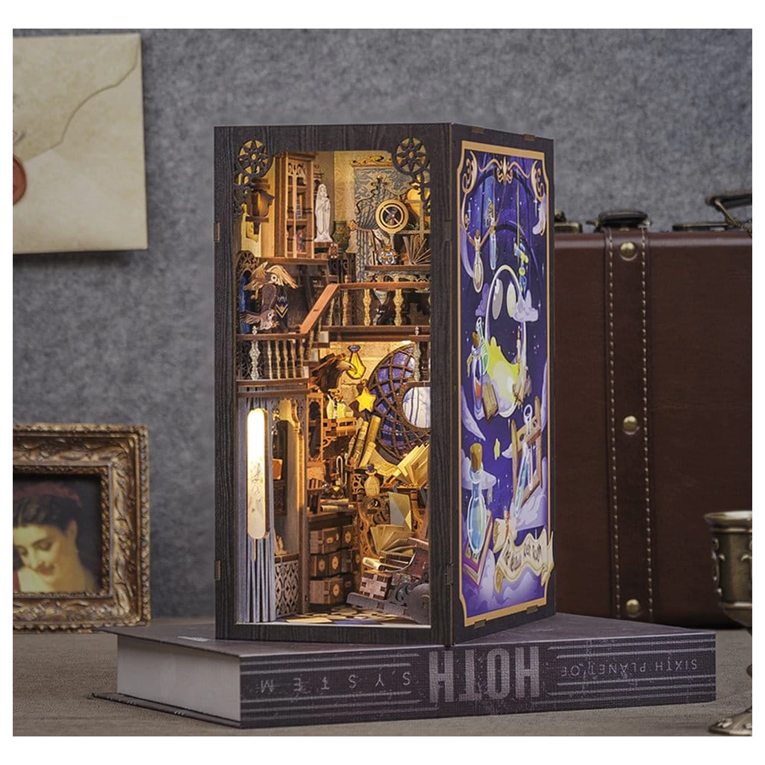 Book Nook Nebula Common Room 23 x 11 centimetrov fotografija izdelka