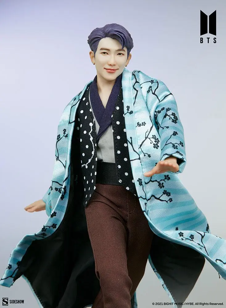 BTS Idol Collection PVC kip RM Deluxe 23 cm fotografija izdelka