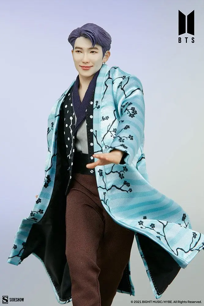 BTS Idol Collection PVC kip RM Deluxe 23 cm fotografija izdelka