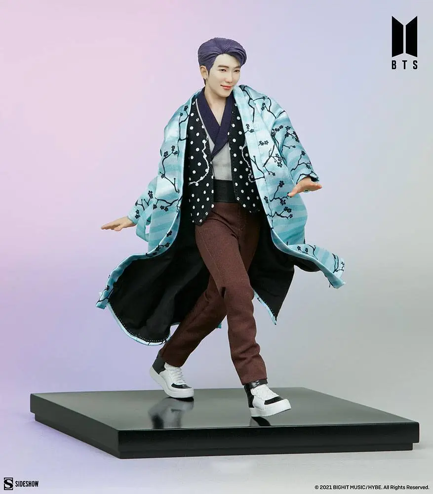 BTS Idol Collection PVC kip RM Deluxe 23 cm fotografija izdelka
