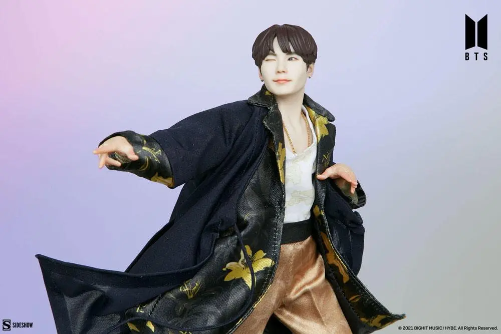 BTS Idol Collection PVC kip SUGA Deluxe 23 cm fotografija izdelka