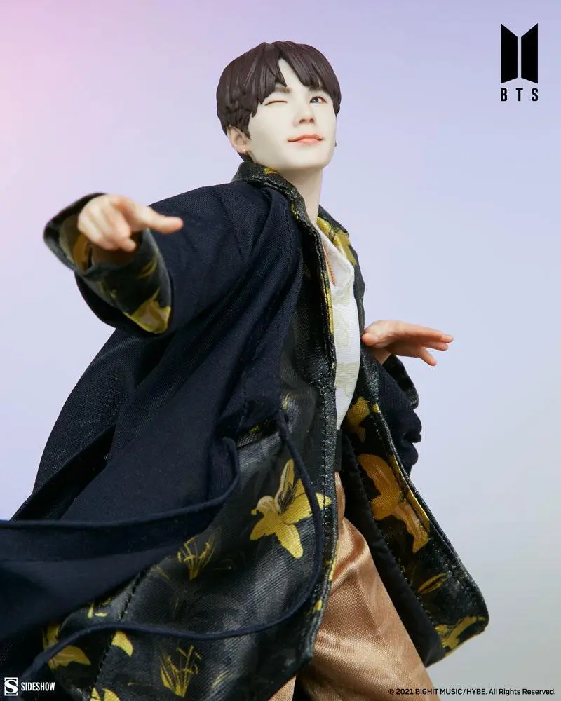 BTS Idol Collection PVC kip SUGA Deluxe 23 cm fotografija izdelka