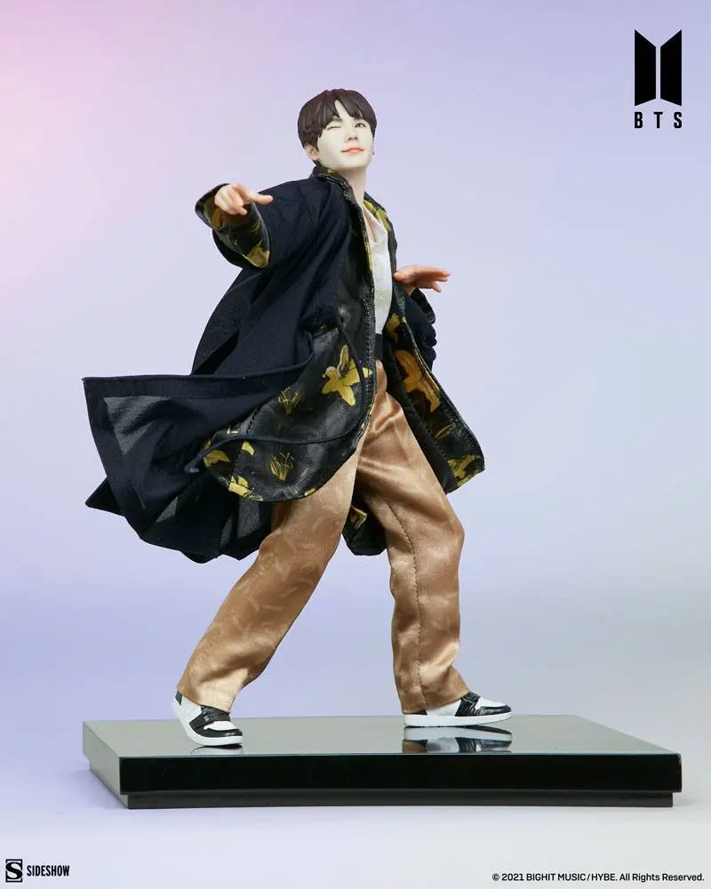 BTS Idol Collection PVC kip SUGA Deluxe 23 cm fotografija izdelka