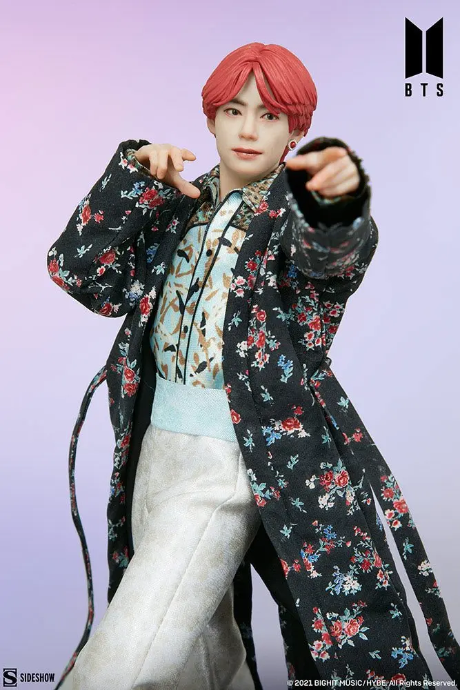 BTS Idol Collection PVC kip V Deluxe 23 cm fotografija izdelka