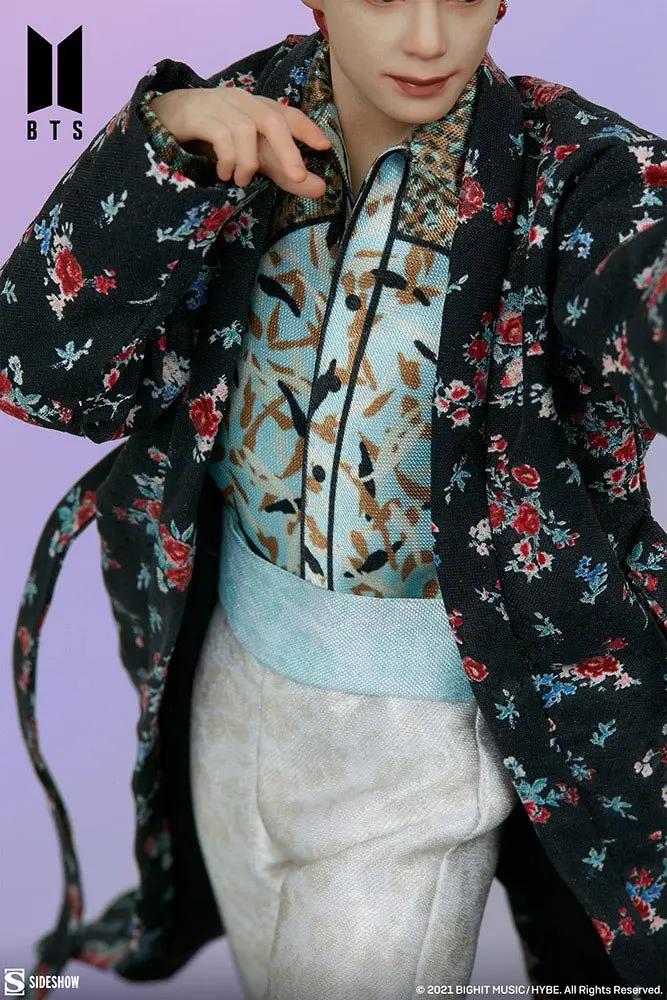 BTS Idol Collection PVC kip V Deluxe 23 cm fotografija izdelka