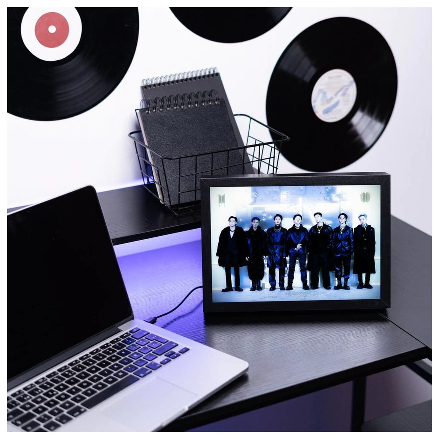 BTS Uokvirjen LED Tisk fotografija izdelka