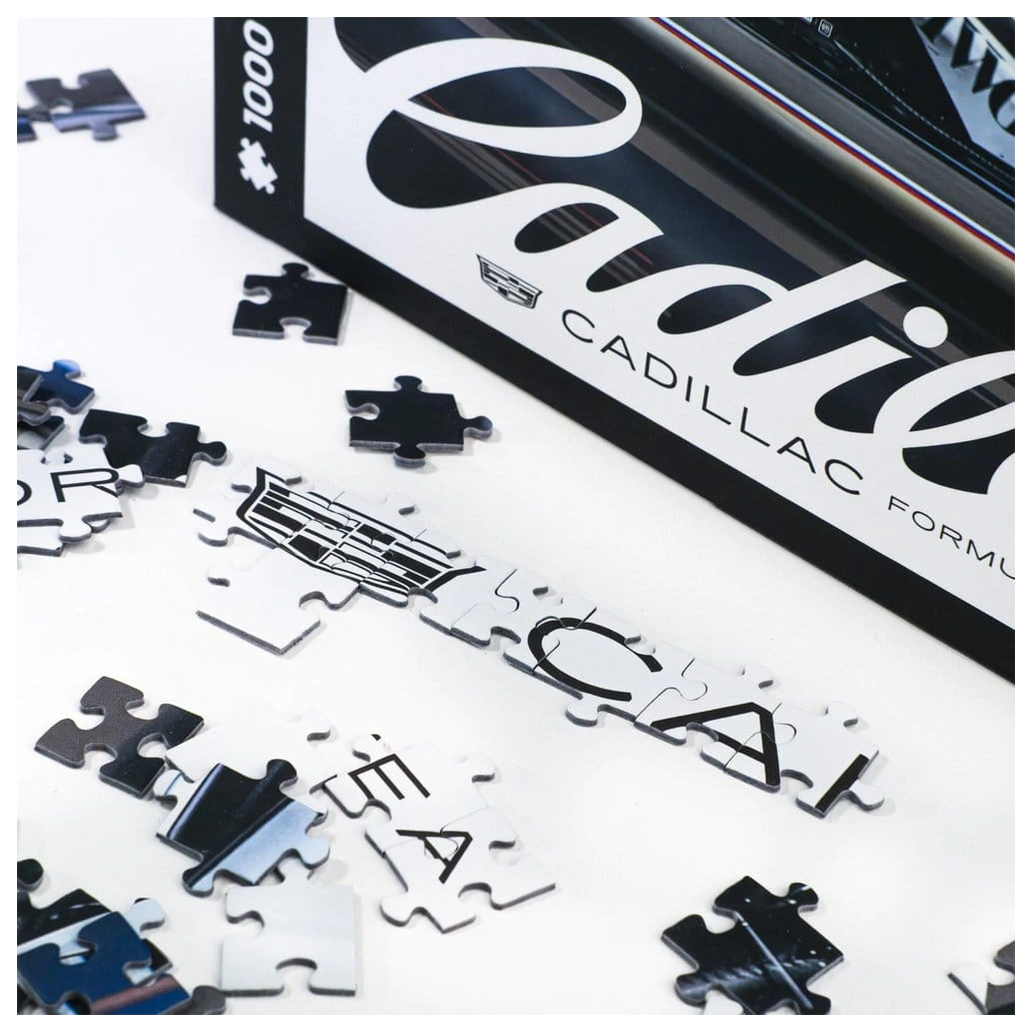 Cadillac Formula 1 Team sestavljanka 2026 (1000 kosov) 48 x 68 cm fotografija izdelka