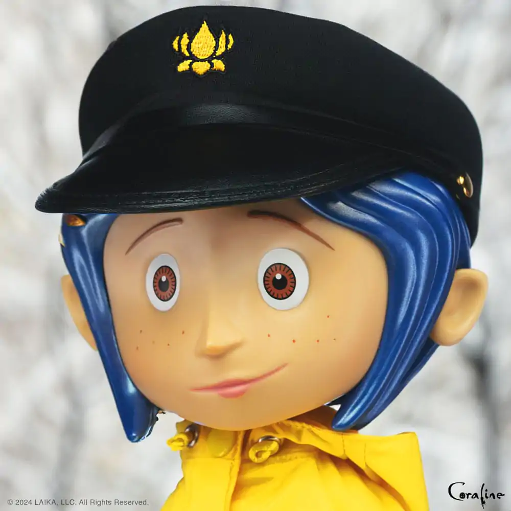 Coraline Supersize Vinyl akcijska figura Coraline s klobukom (gumbi namesto oči) 40 cm fotografija izdelka