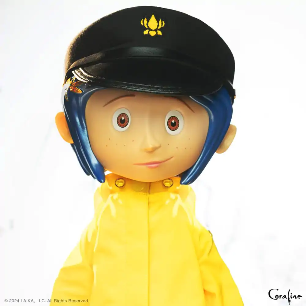 Coraline Supersize Vinyl akcijska figura Coraline s klobukom (gumbi namesto oči) 40 cm fotografija izdelka