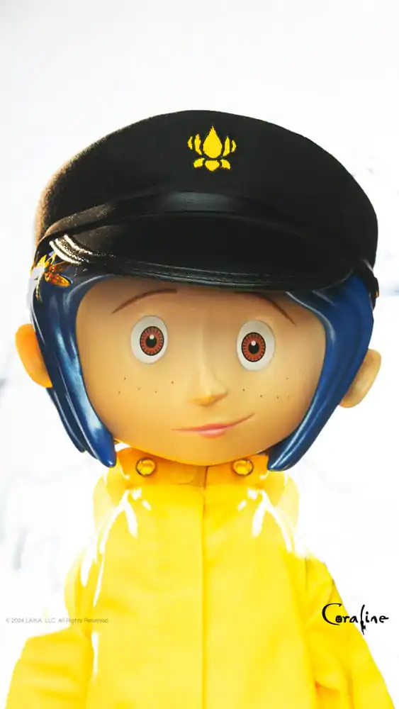 Coraline Supersize Vinyl akcijska figura Coraline s klobukom (gumbi namesto oči) 40 cm fotografija izdelka