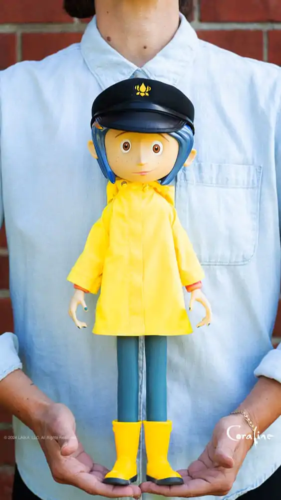 Coraline Supersize Vinyl akcijska figura Coraline s klobukom (gumbi namesto oči) 40 cm fotografija izdelka