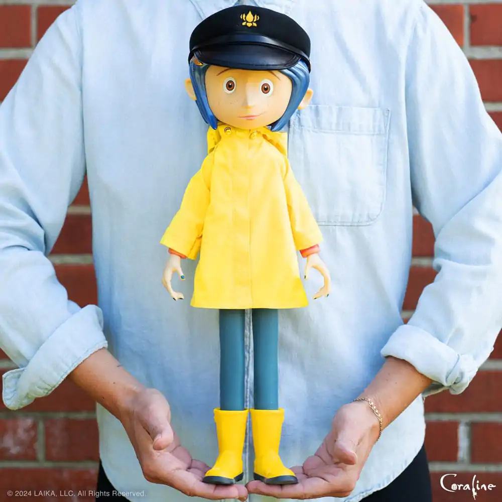 Coraline Supersize Vinyl akcijska figura Coraline s klobukom (gumbi namesto oči) 40 cm fotografija izdelka