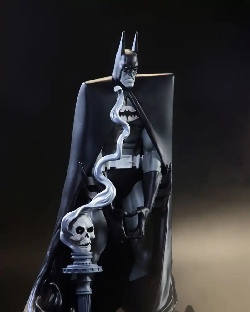 DC Direct smoleni kip 1/10 Batman Black & White by Bill Sienkiewicz 20 cm fotografija izdelka