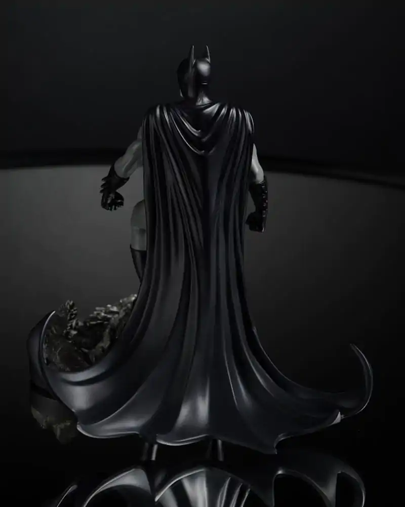 DC Direct Kip 1/10 Batman by Bjorn Barends (Black White) 18 cm fotografija izdelka