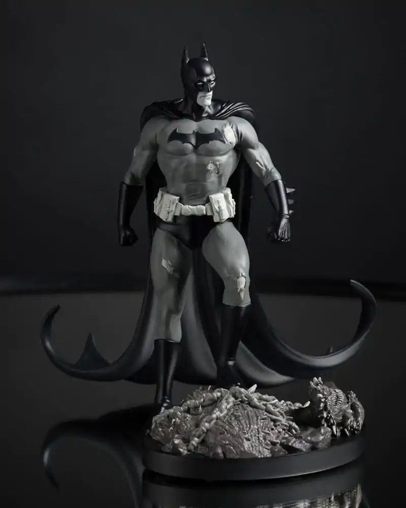 DC Direct Kip 1/10 Batman by Bjorn Barends (Black White) 18 cm fotografija izdelka