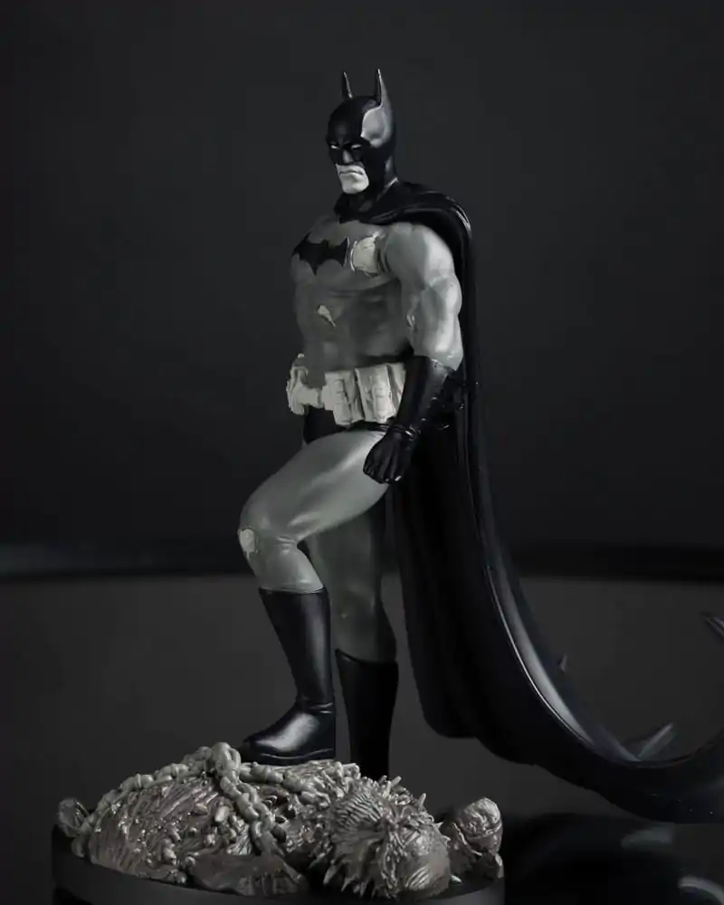 DC Direct Kip 1/10 Batman by Bjorn Barends (Black White) 18 cm fotografija izdelka