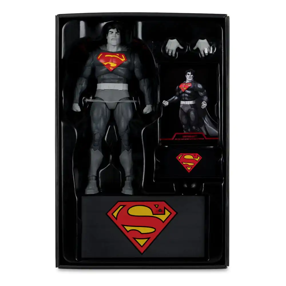 DC Multiverse akcijska figura Superman (The Dark Knight Returns) (Black & White Accent Edition) (Gold Label) 18 cm fotografija izdelka