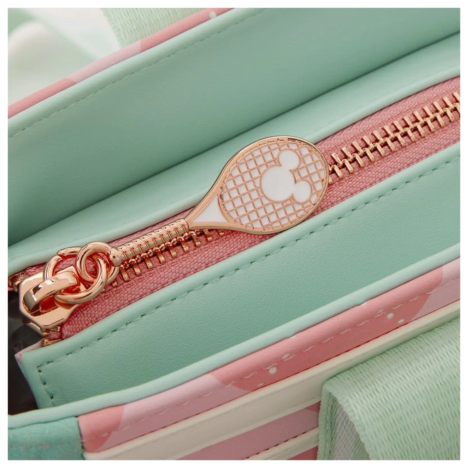 Disney by Loungefly Torba za čez ramo z denarnico za kovance Mickey&Friends Tennis fotografija izdelka