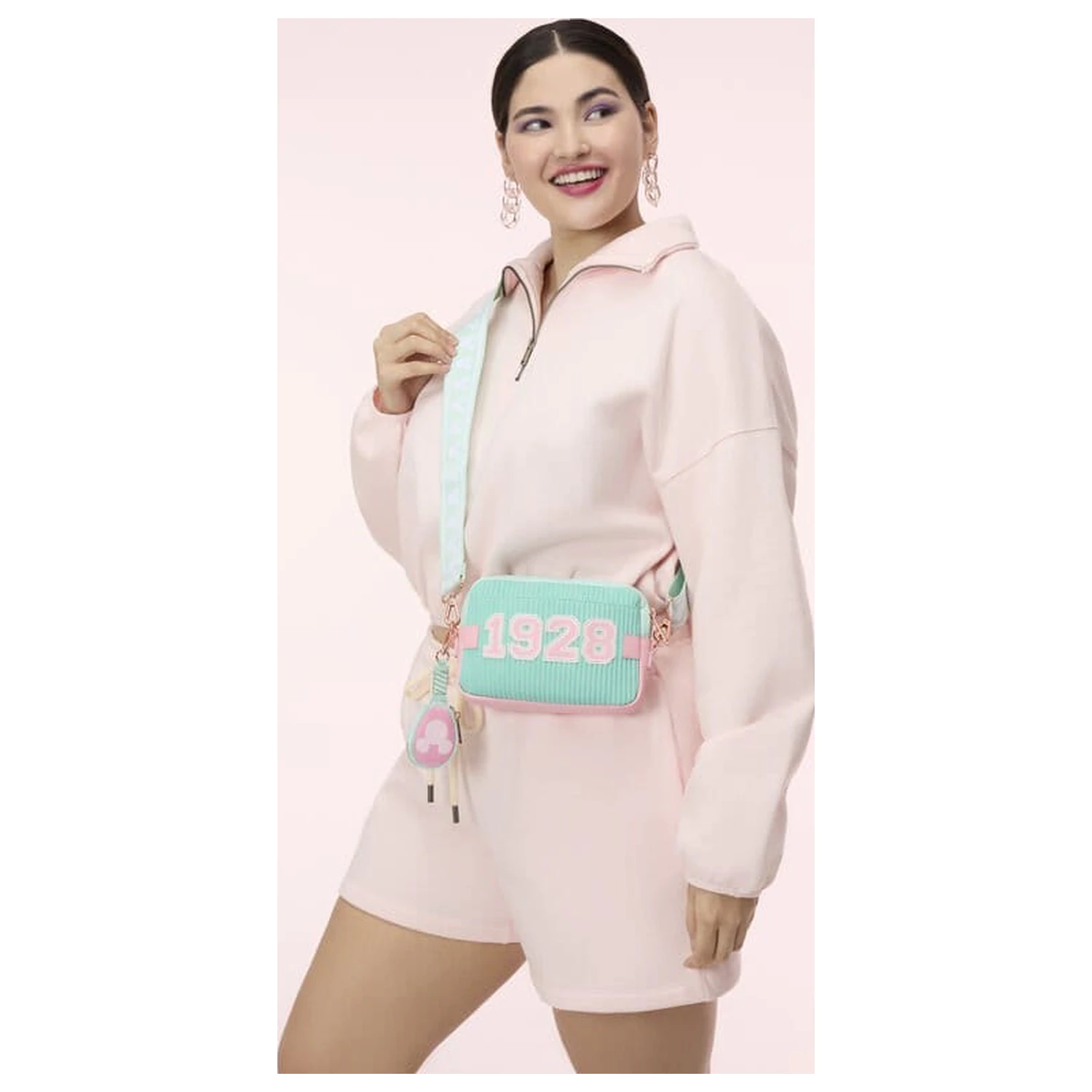 Disney by Loungefly Torba s pasom z denarnico za kovance Mickey & Friends Tennis fotografija izdelka