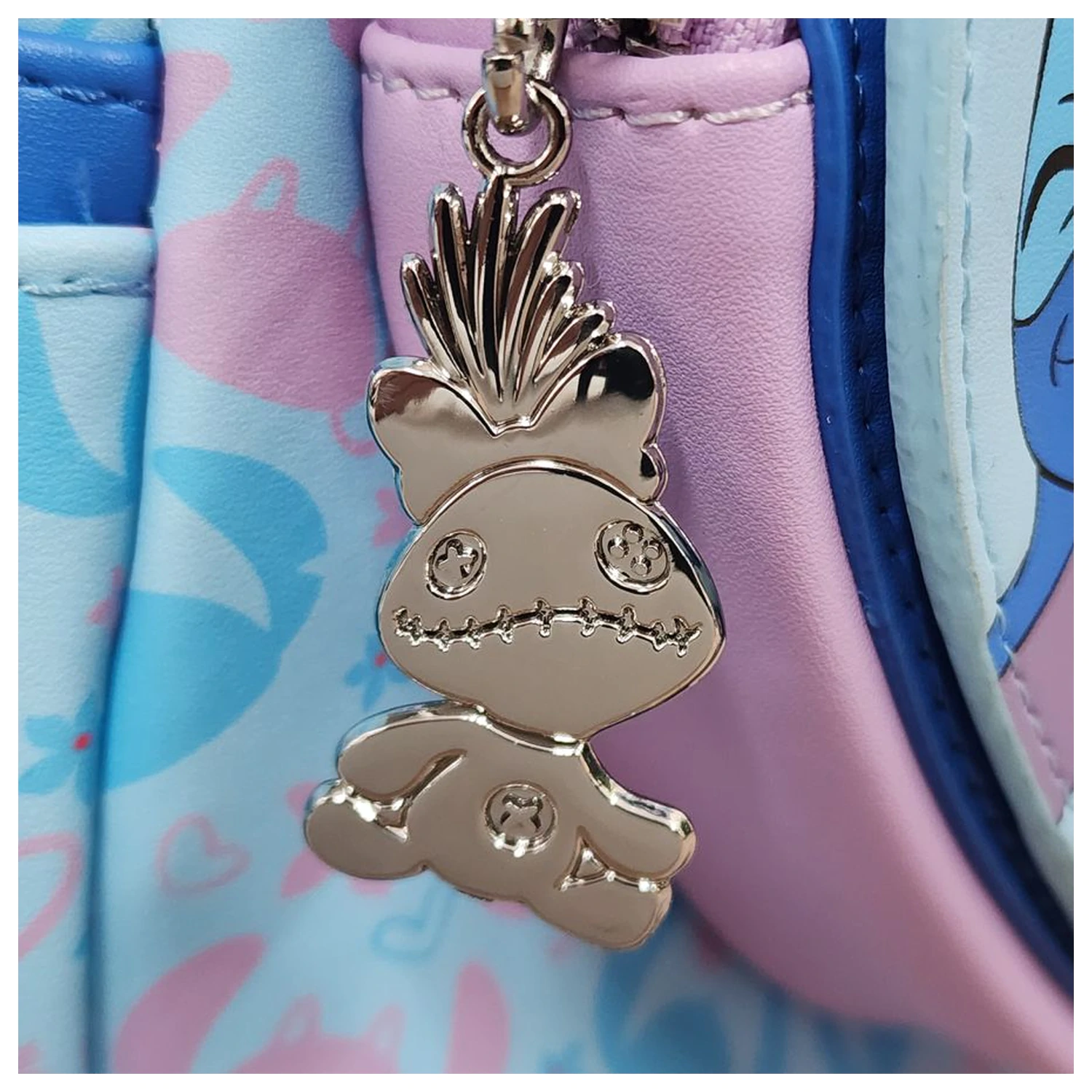 DISNEY Stitch & Angel Mini nahrbtnik LoungeFly Exclusive Edition fotografija izdelka