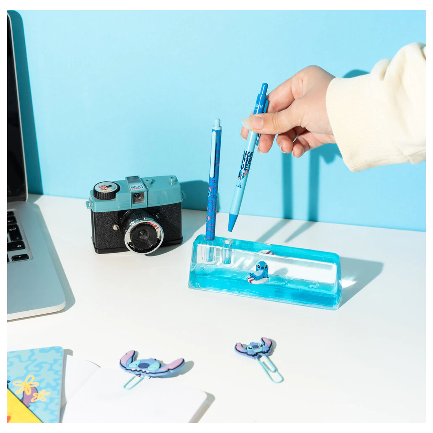 Disney Stitch set svinčnika, kemičnega svinčnika in akrilnega stojala fotografija izdelka