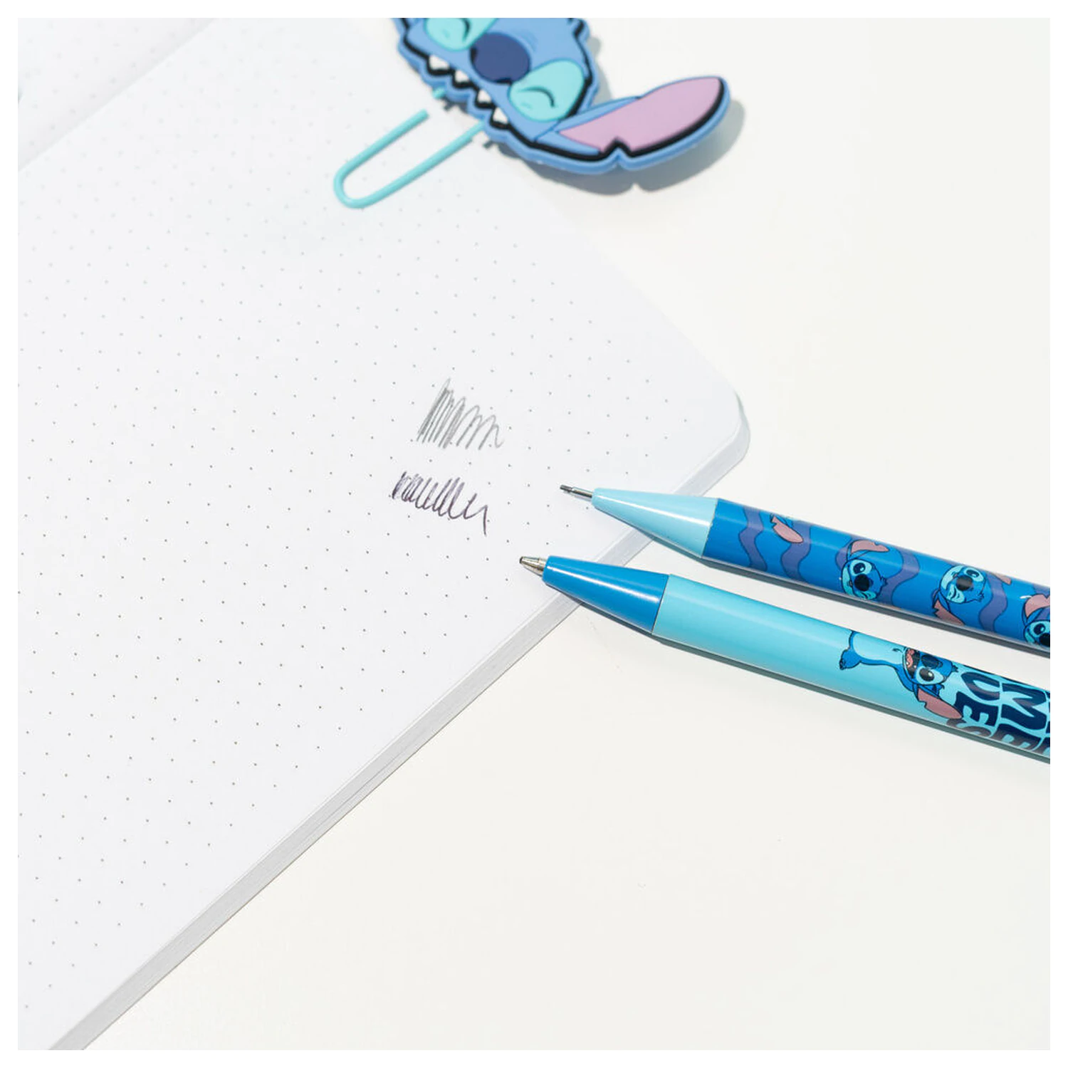 Disney Stitch set svinčnika, kemičnega svinčnika in akrilnega stojala fotografija izdelka