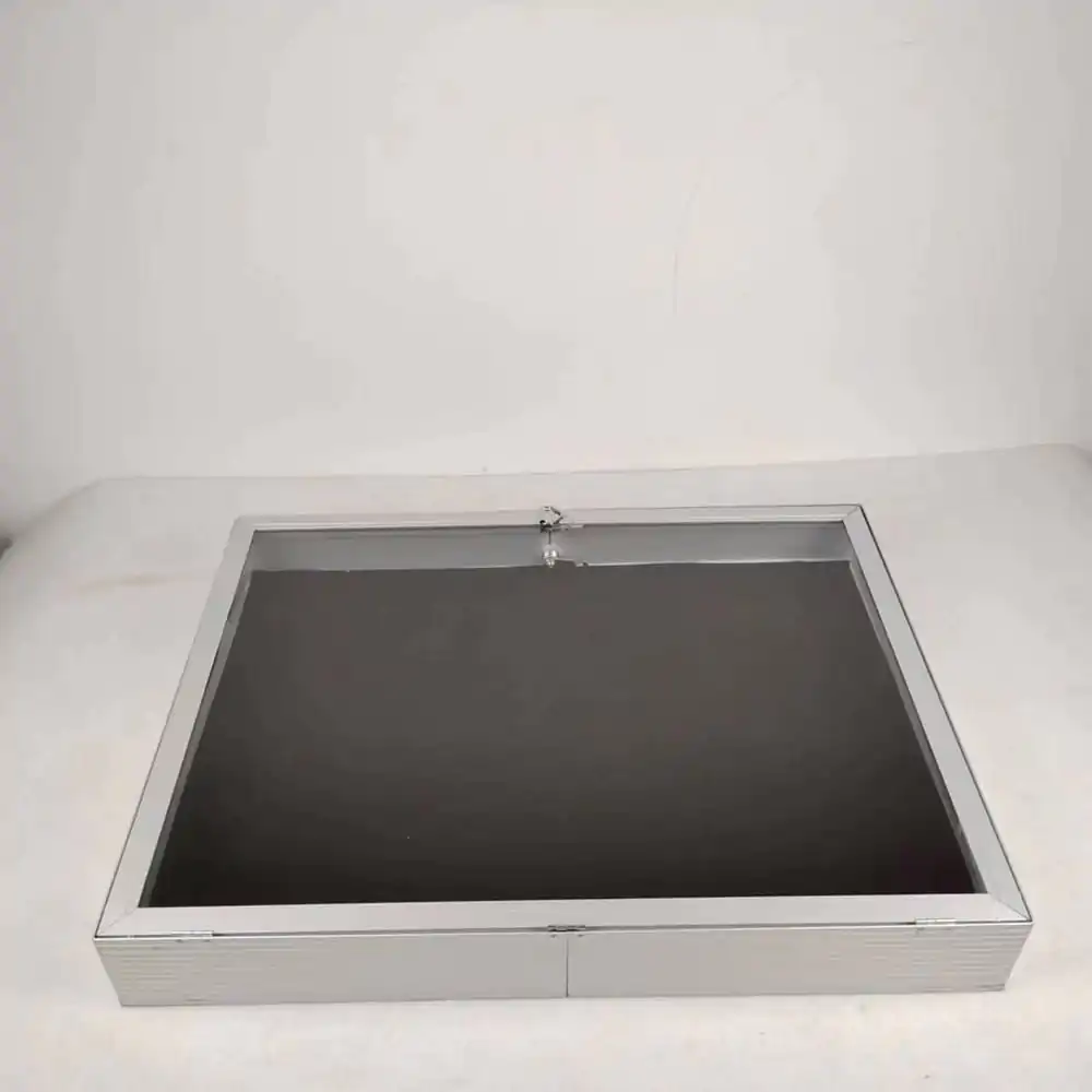 Evoretro aluminijasto vitrina srebrne barve fotografija izdelka