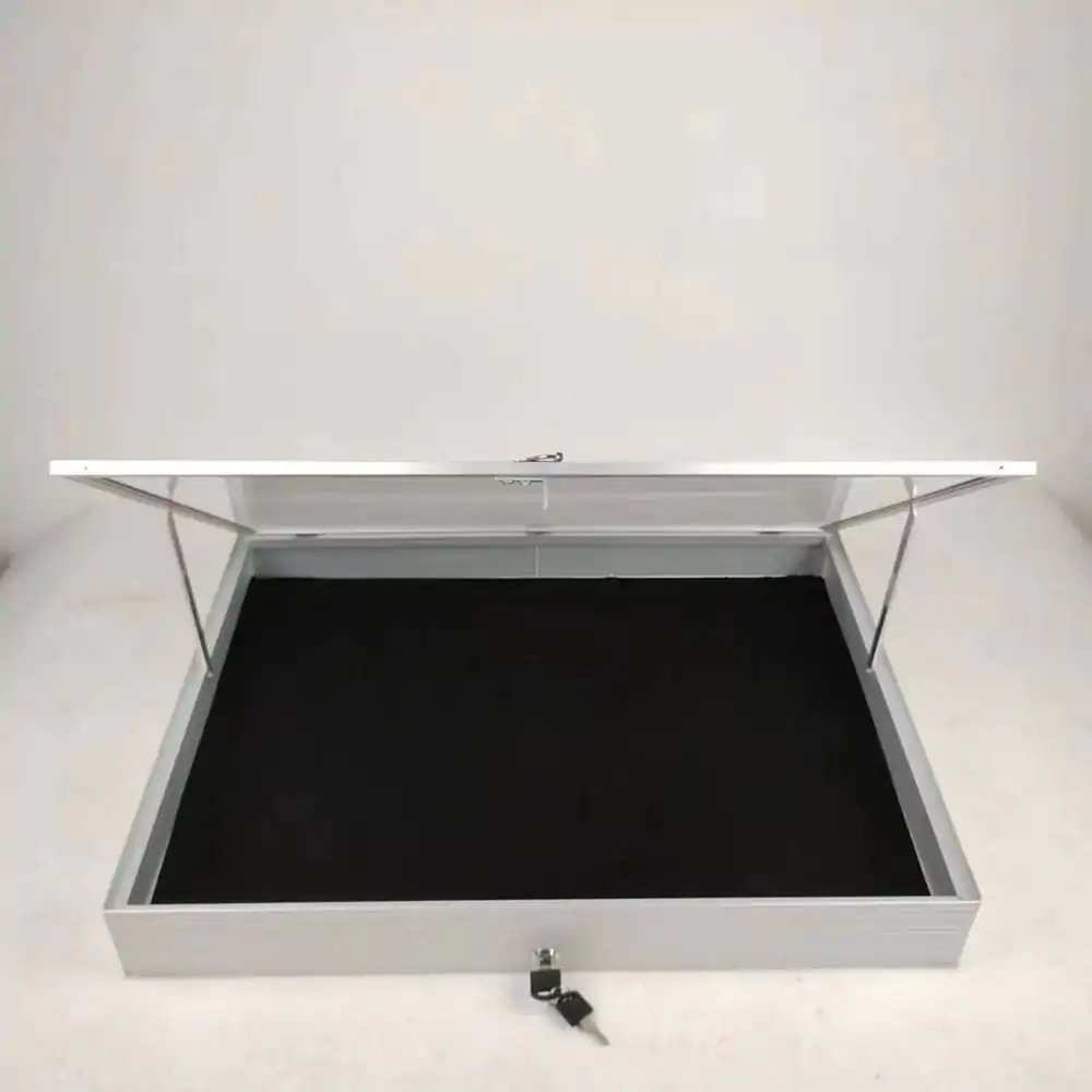 Evoretro aluminijasto vitrina srebrne barve fotografija izdelka