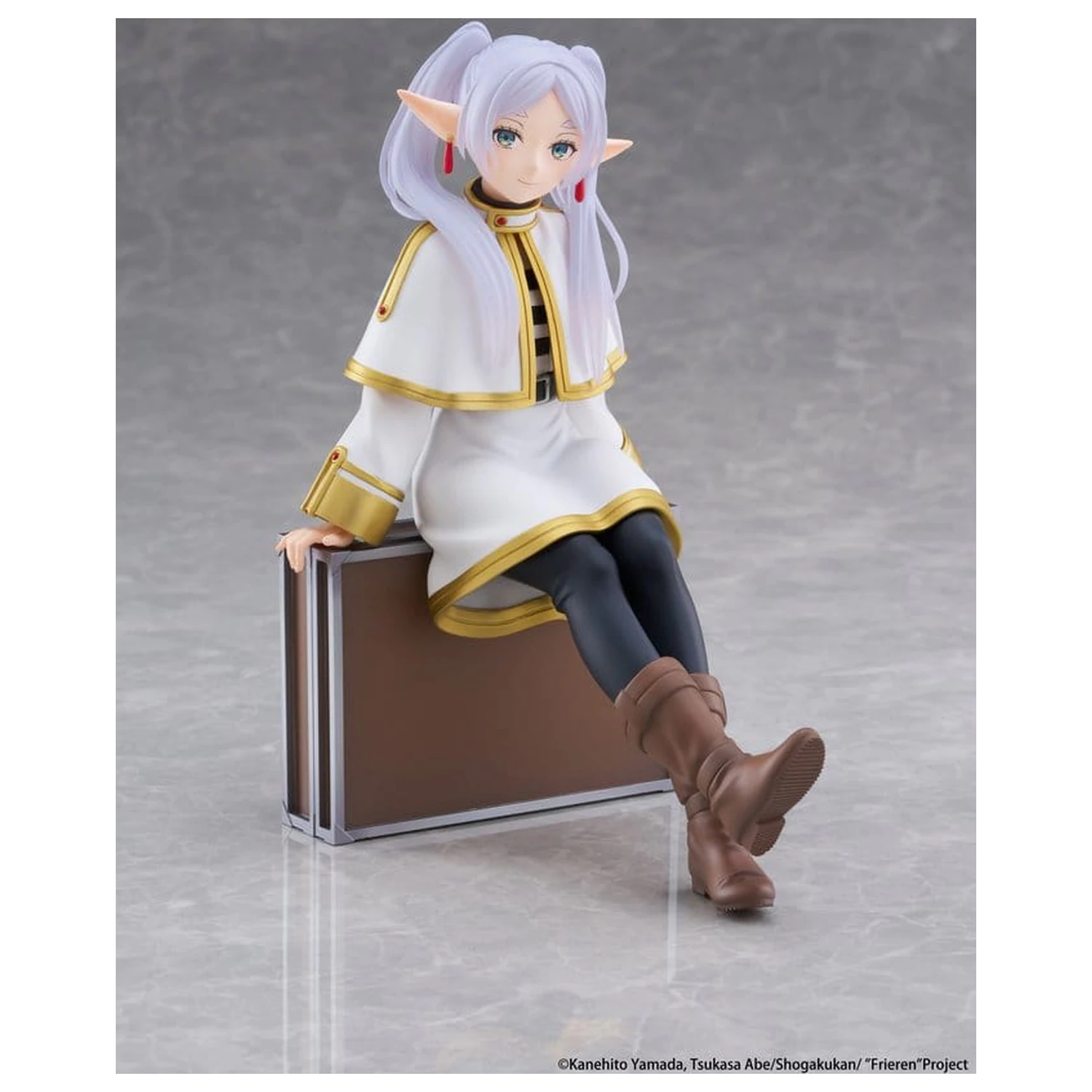 Frieren: Beyond Journey's End PVC figura namizna ljubka Frieren (različica s potovalno torbo) ponovna izdaja 13 cm fotografija izdelka