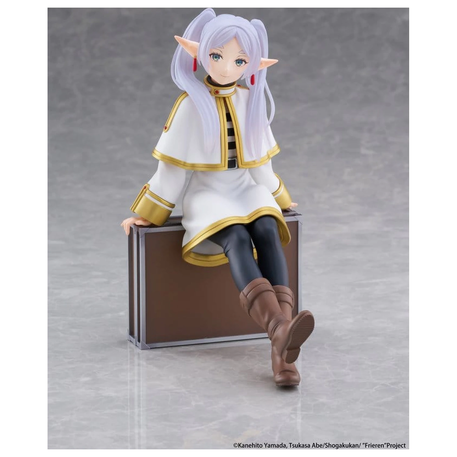 Frieren: Beyond Journey's End PVC figura namizna ljubka Frieren (različica s potovalno torbo) ponovna izdaja 13 cm fotografija izdelka