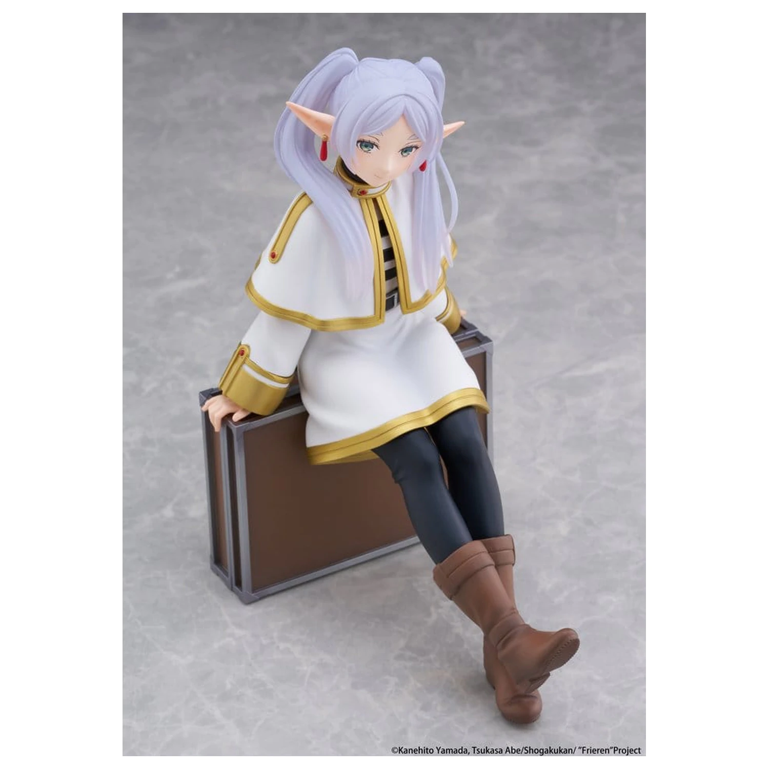 Frieren: Beyond Journey's End PVC figura namizna ljubka Frieren (različica s potovalno torbo) ponovna izdaja 13 cm fotografija izdelka
