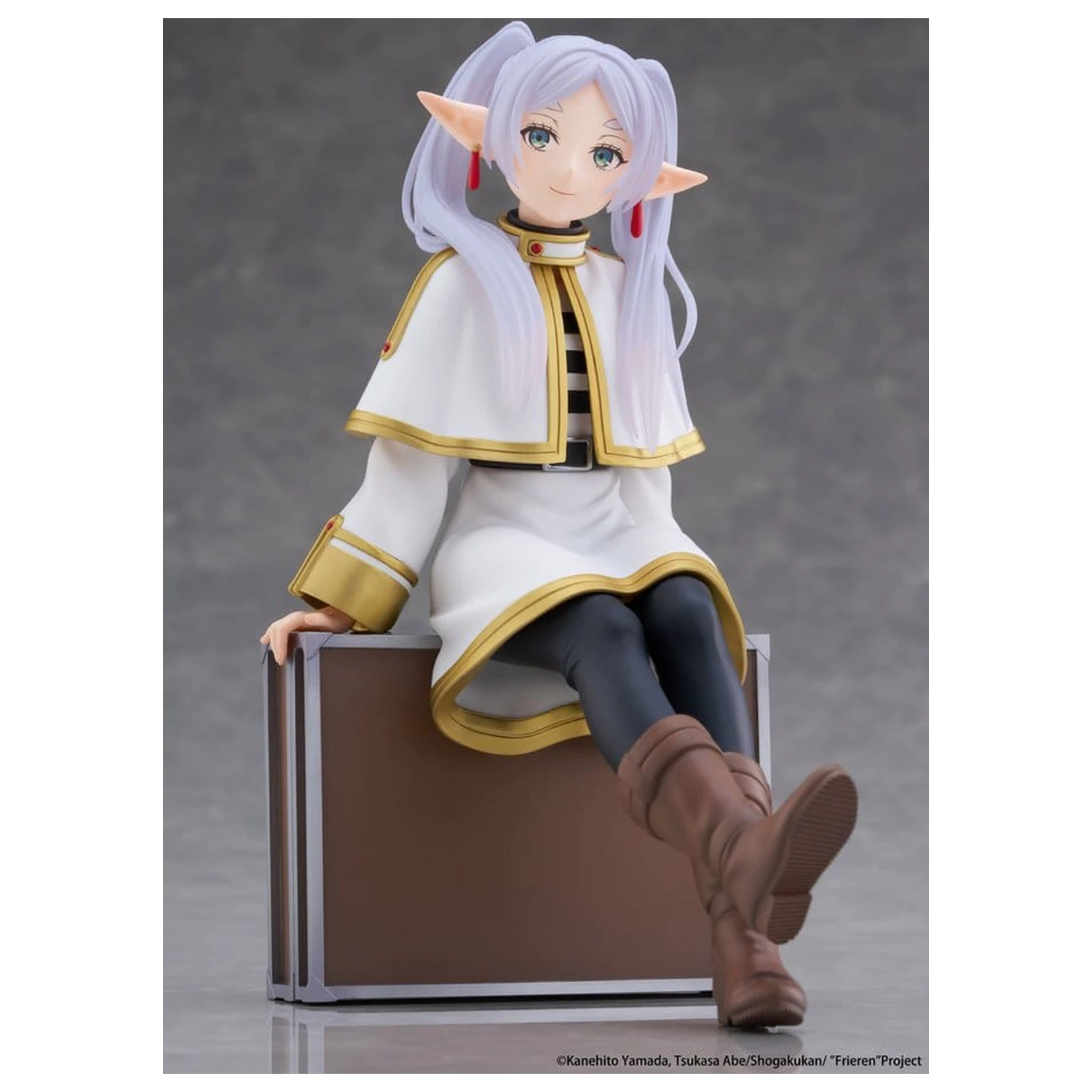 Frieren: Beyond Journey's End PVC figura namizna ljubka Frieren (različica s potovalno torbo) ponovna izdaja 13 cm fotografija izdelka