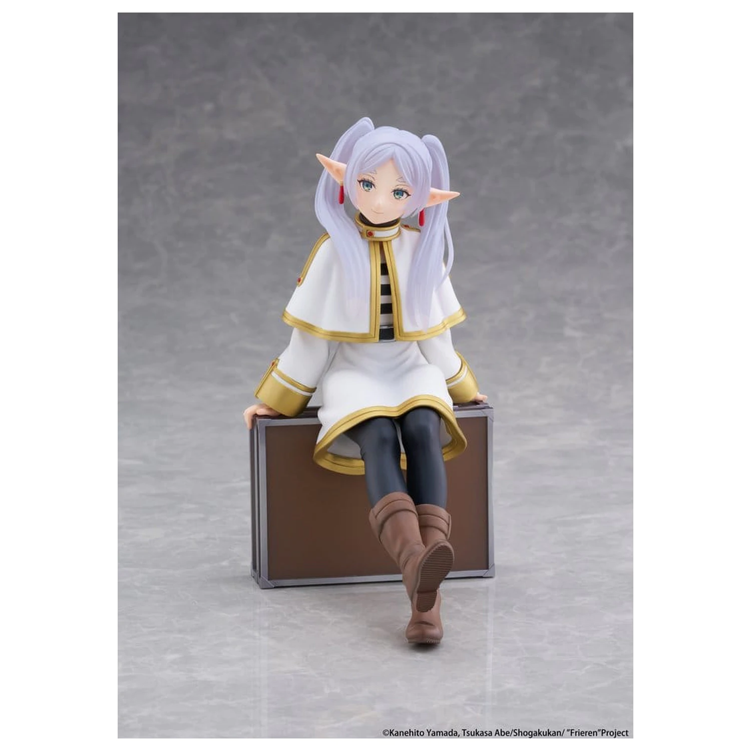 Frieren: Beyond Journey's End PVC figura namizna ljubka Frieren (različica s potovalno torbo) ponovna izdaja 13 cm fotografija izdelka