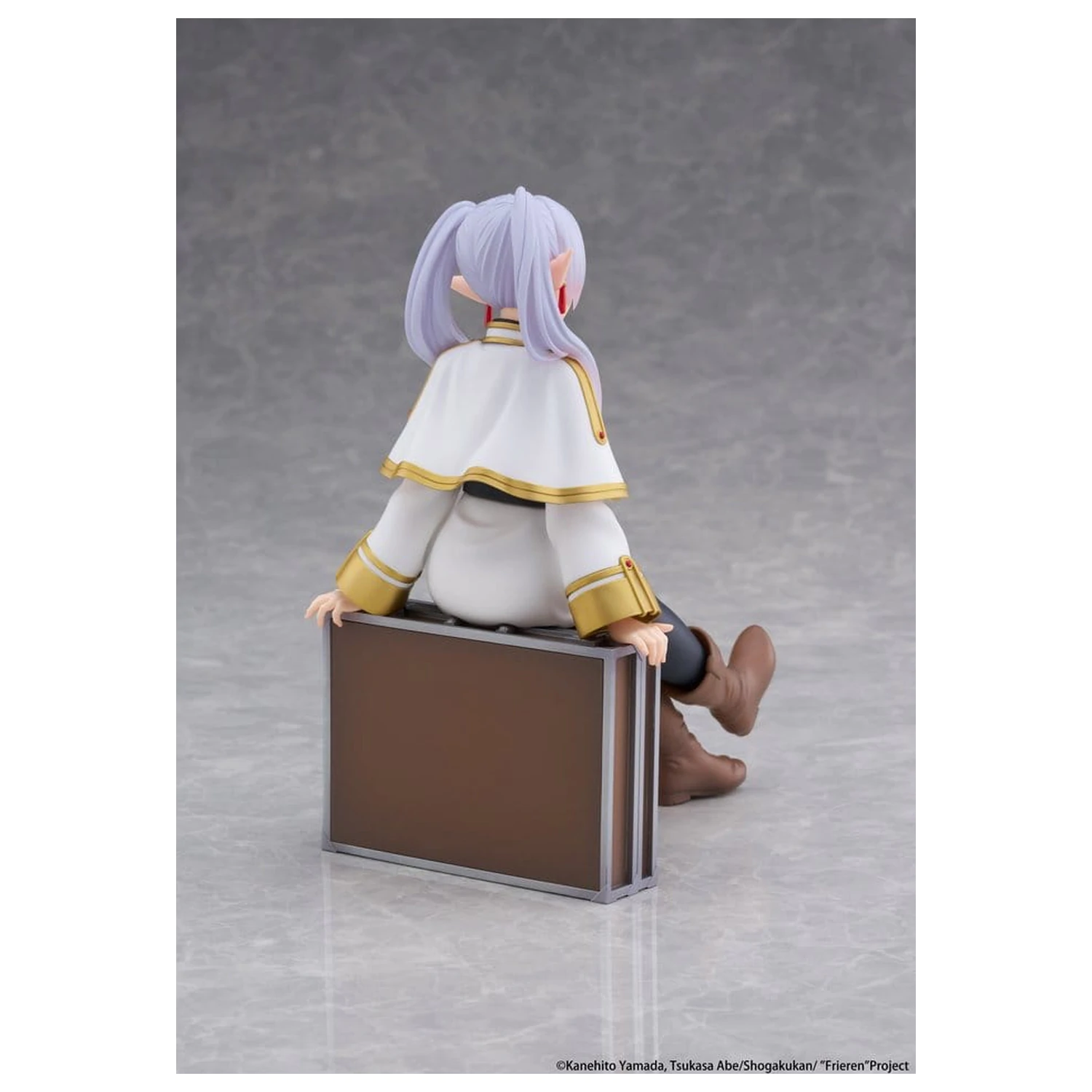 Frieren: Beyond Journey's End PVC figura namizna ljubka Frieren (različica s potovalno torbo) ponovna izdaja 13 cm fotografija izdelka