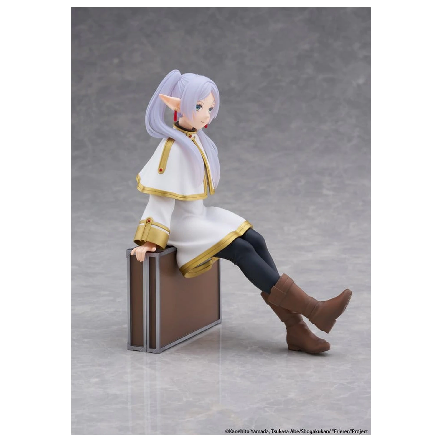 Frieren: Beyond Journey's End PVC figura namizna ljubka Frieren (različica s potovalno torbo) ponovna izdaja 13 cm fotografija izdelka