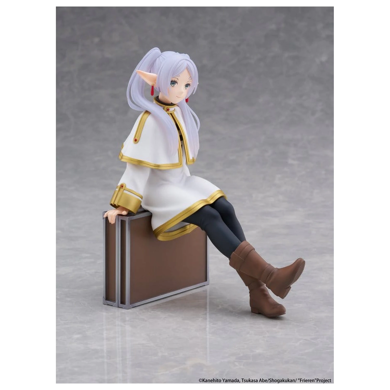 Frieren: Beyond Journey's End PVC figura namizna ljubka Frieren (različica s potovalno torbo) ponovna izdaja 13 cm fotografija izdelka