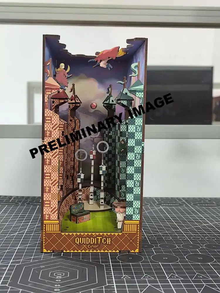 Harry Potter Tiny Adventures polica za knjige Mini Diorama Quidditch Pitch 23 cm fotografija izdelka