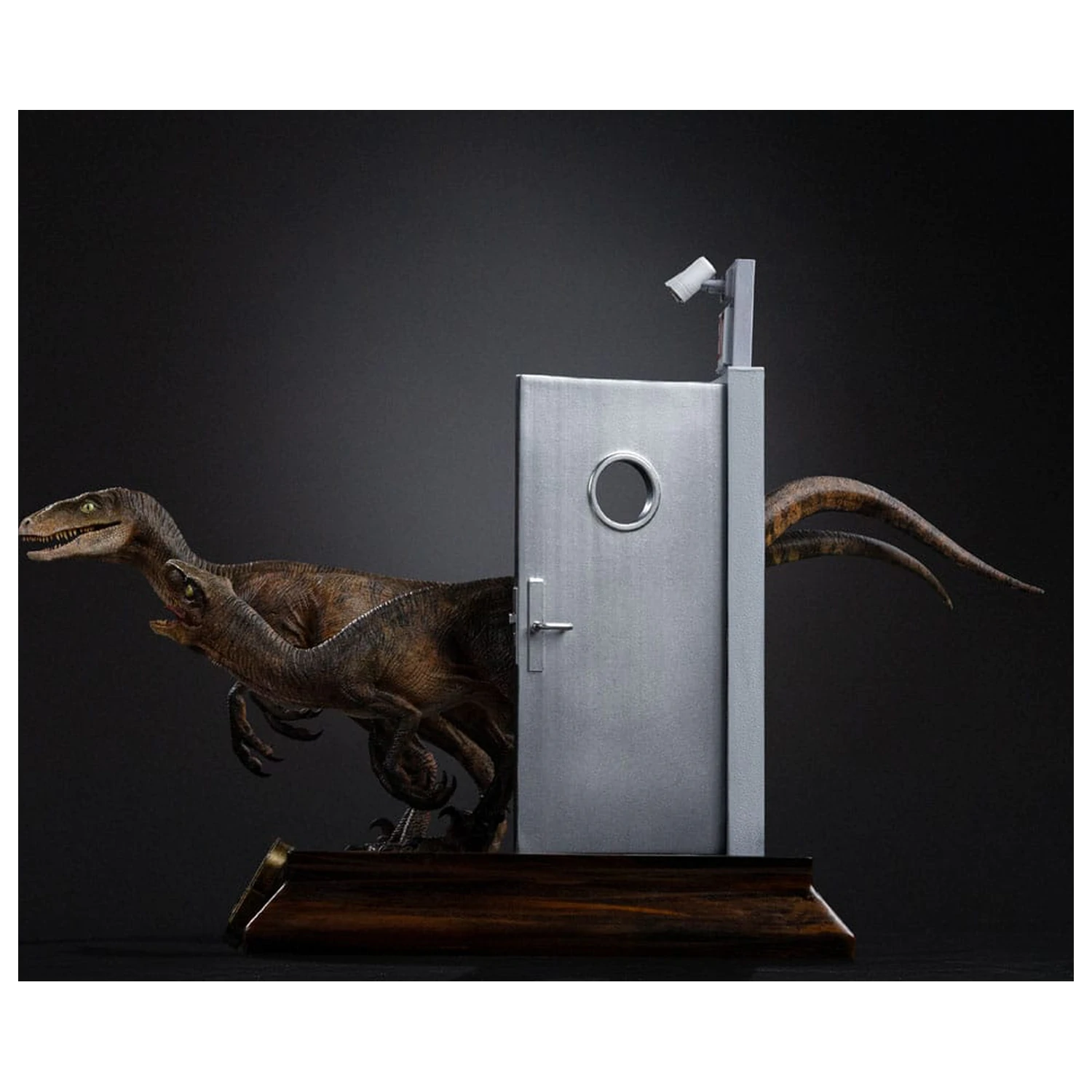 Jurassic Park Art Scale kip 1/10 Raptors at the Kitchen's Door 28 cm fotografija izdelka