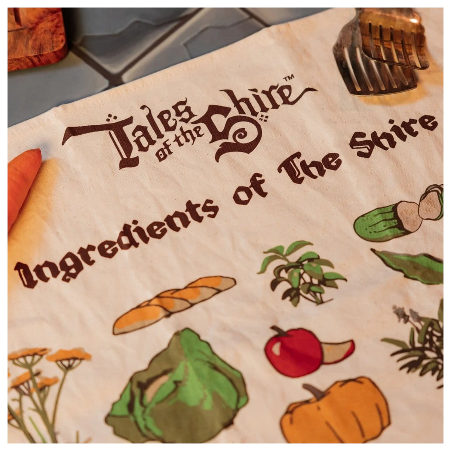 Lord of the Rings kuhinjska krpa Ingredients of The Shire (Tales of the Shire (2025)) 69 cm fotografija izdelka
