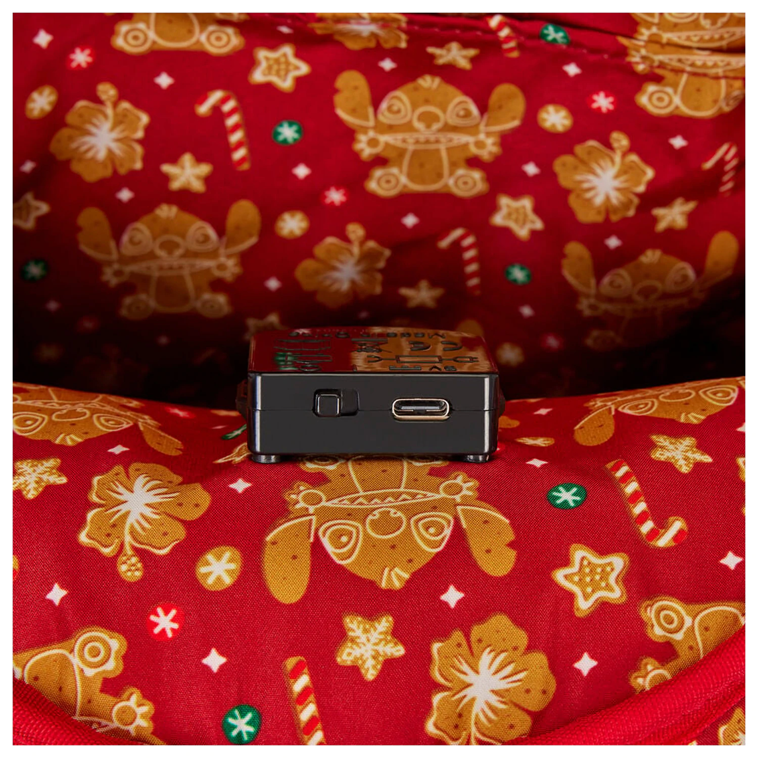 Loungefly Disney Lilo & Stitch Holiday Stitch nahrbtnik 26 cm fotografija izdelka
