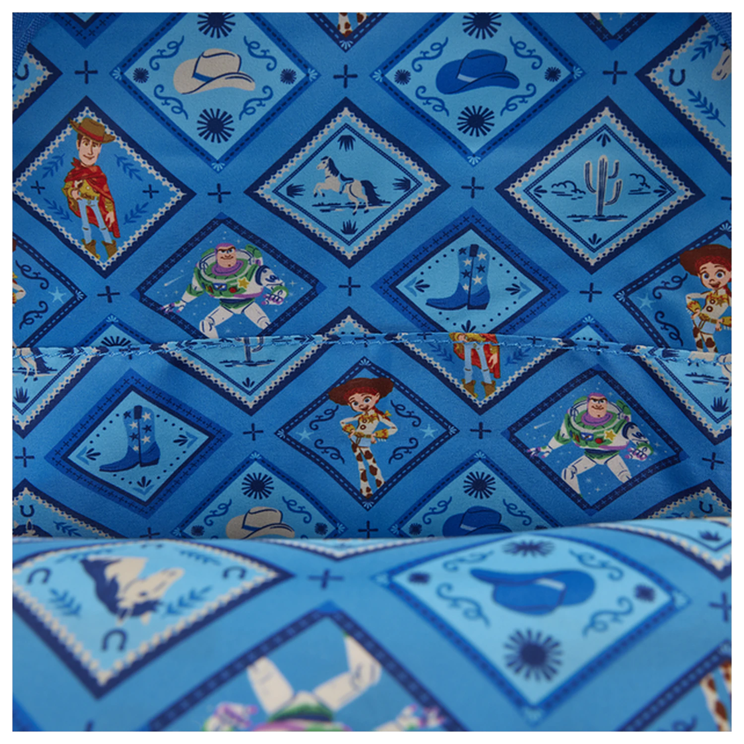 Loungefly Disney Pixar Toy Story 5 Jessie, Woody & Buzz Lightyear nahrbtnik 31cm fotografija izdelka